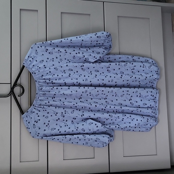 NWT Notch Neck Bubble peasant top! 💙 - Picture 4 of 8